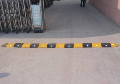 看着难受又伤车,为什么到处都是减速带?